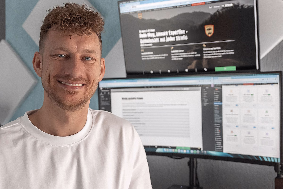 Eugen Minnich an seinem Arbeitsplatz, auf dem Bildschirm die Website eines Kfz-Kunden